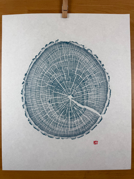 GrilloWoodPrint aus Eichenholz, handgedruckt mit einer blauen Relief-Ink-Mischung auf hochwertigem Papier.