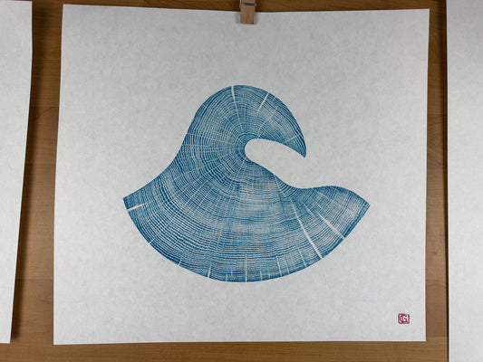 The Wave GrilloWoodPrint aus Eichenholz, handgedruckt mit einer blauen Relief ink Mischung