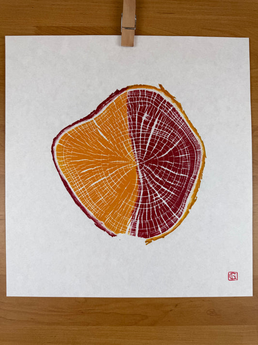 GrilloWoodPrint aus Kirschholz, handgedruckt mit einer gelb roten relief ink Mischung.