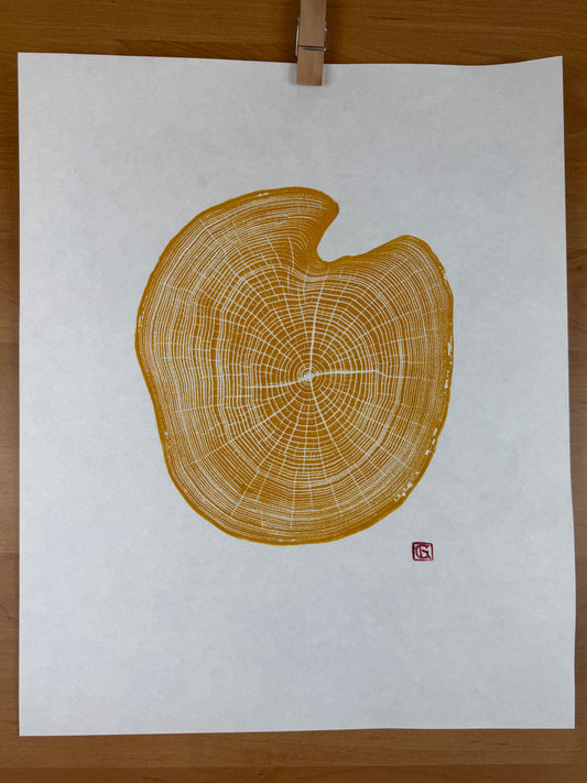 GrilloWoodPrint aus Robinienholz, handgedruckt mit einer gelben Relief-Ink-Mischung auf hochwertigem Papier.