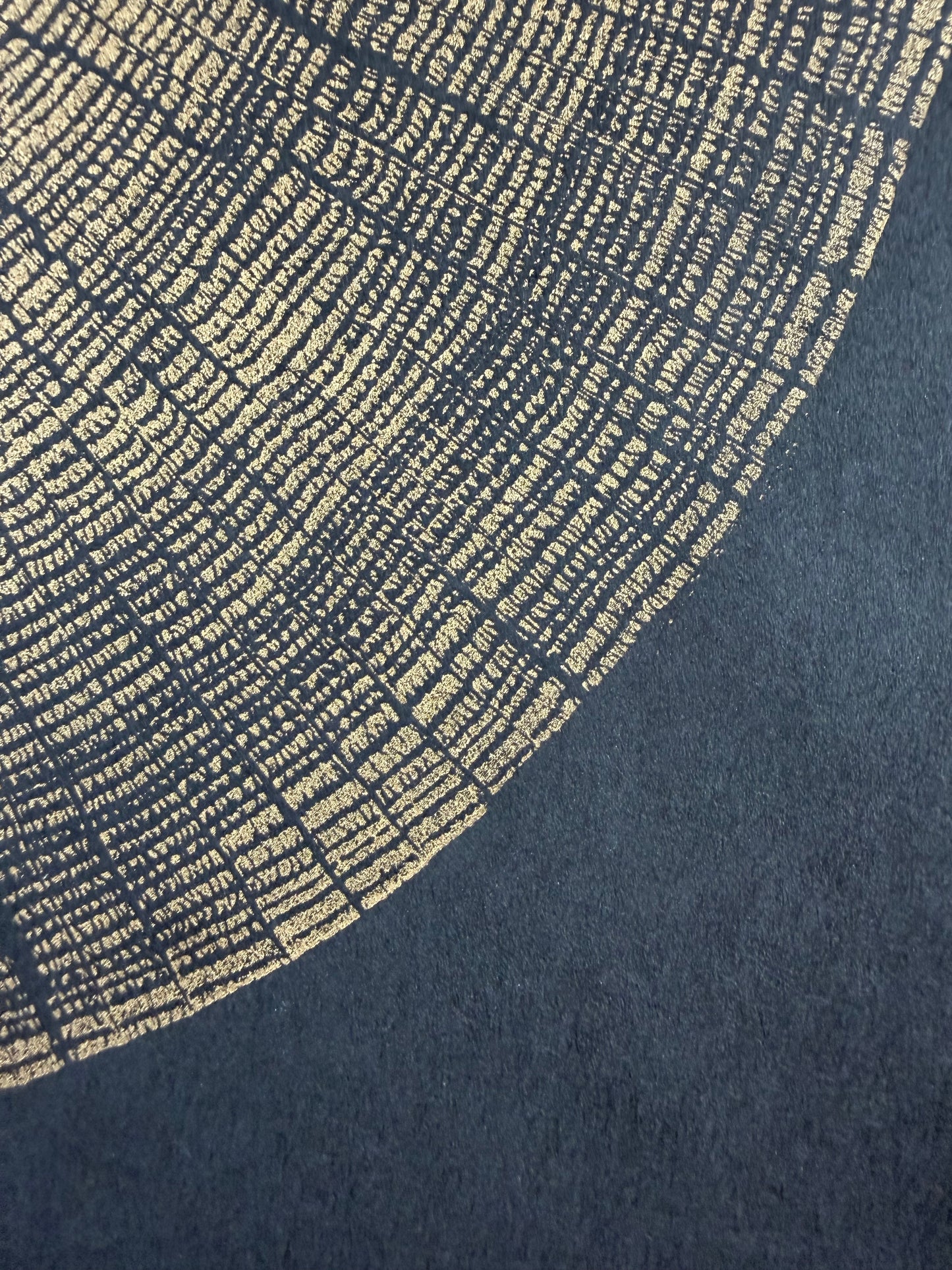 Golden oak GrilloWoodPrint aus Eichenholz, handgedruckt mit einer goldenen Relief-Ink-Mischung auf schwarzen hochwertigem Papier.