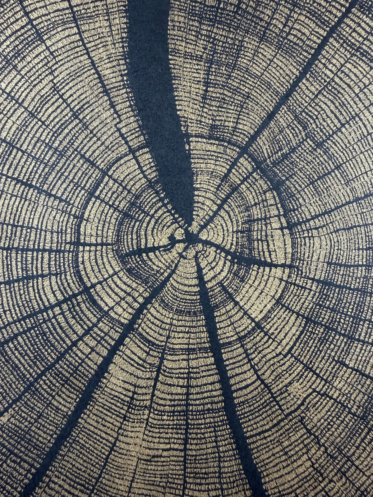 Golden oak GrilloWoodPrint aus Eichenholz, handgedruckt mit einer goldenen Relief-Ink-Mischung auf schwarzen hochwertigem Papier.