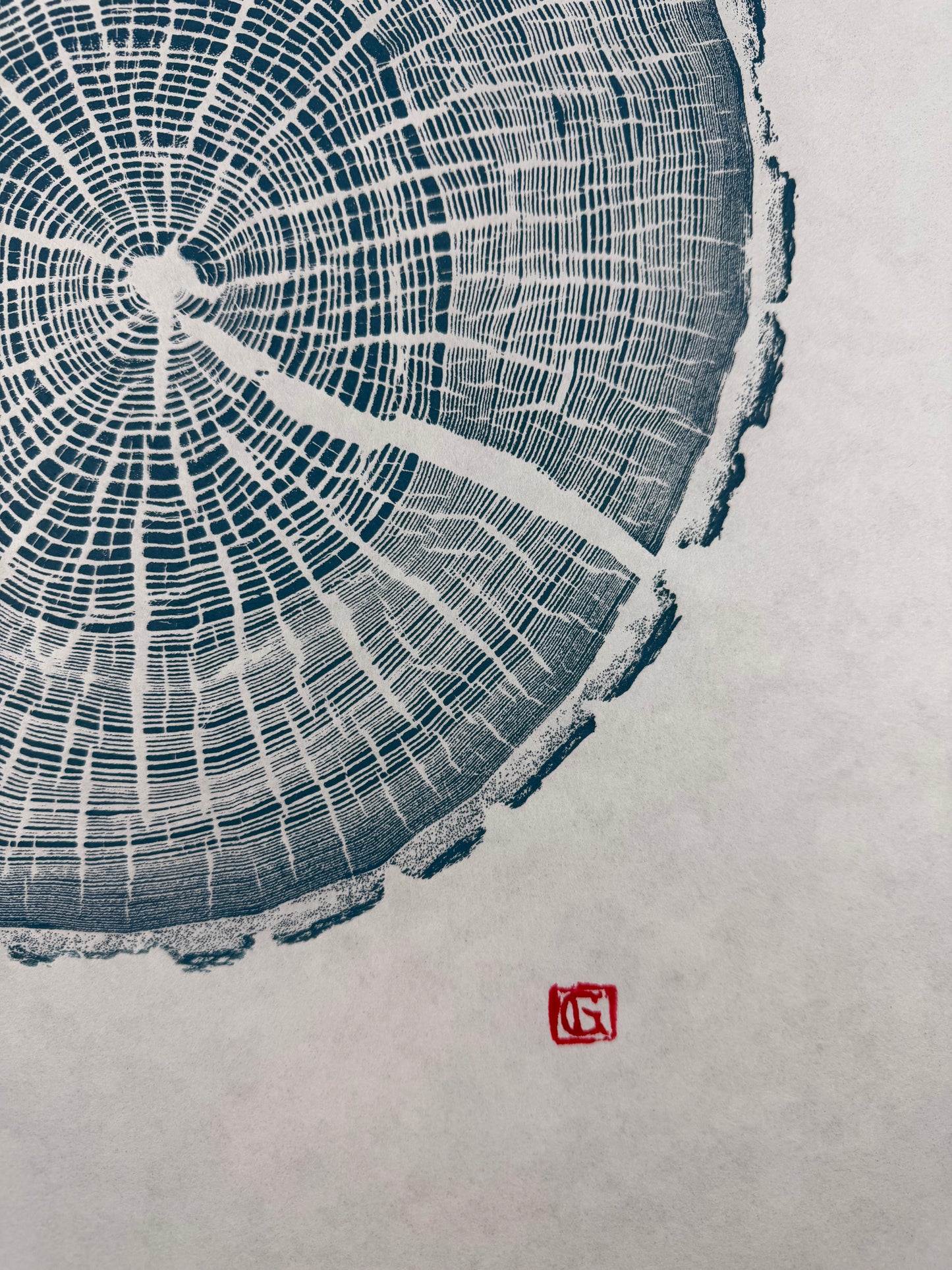 GrilloWoodPrint aus Eichenholz, handgedruckt mit einer blauen Relief-Ink-Mischung auf hochwertigem Papier.