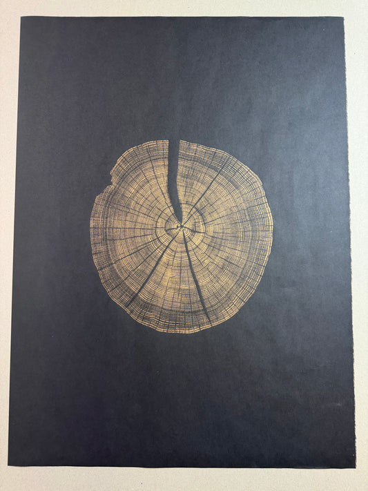 Golden oak GrilloWoodPrint aus Eichenholz, handgedruckt mit einer goldenen Relief-Ink-Mischung auf schwarzen hochwertigem Papier.