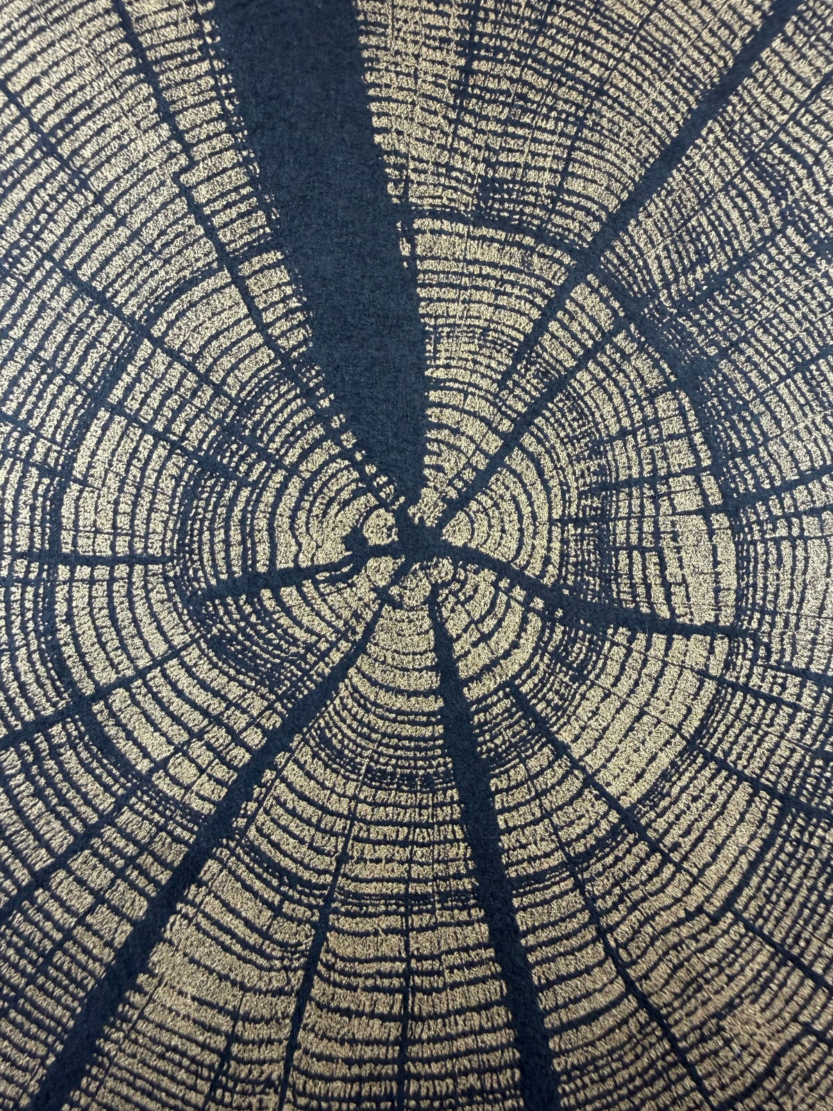 Golden oak GrilloWoodPrint aus Eichenholz, handgedruckt mit einer goldenen Relief-Ink-Mischung auf schwarzen hochwertigem Papier.