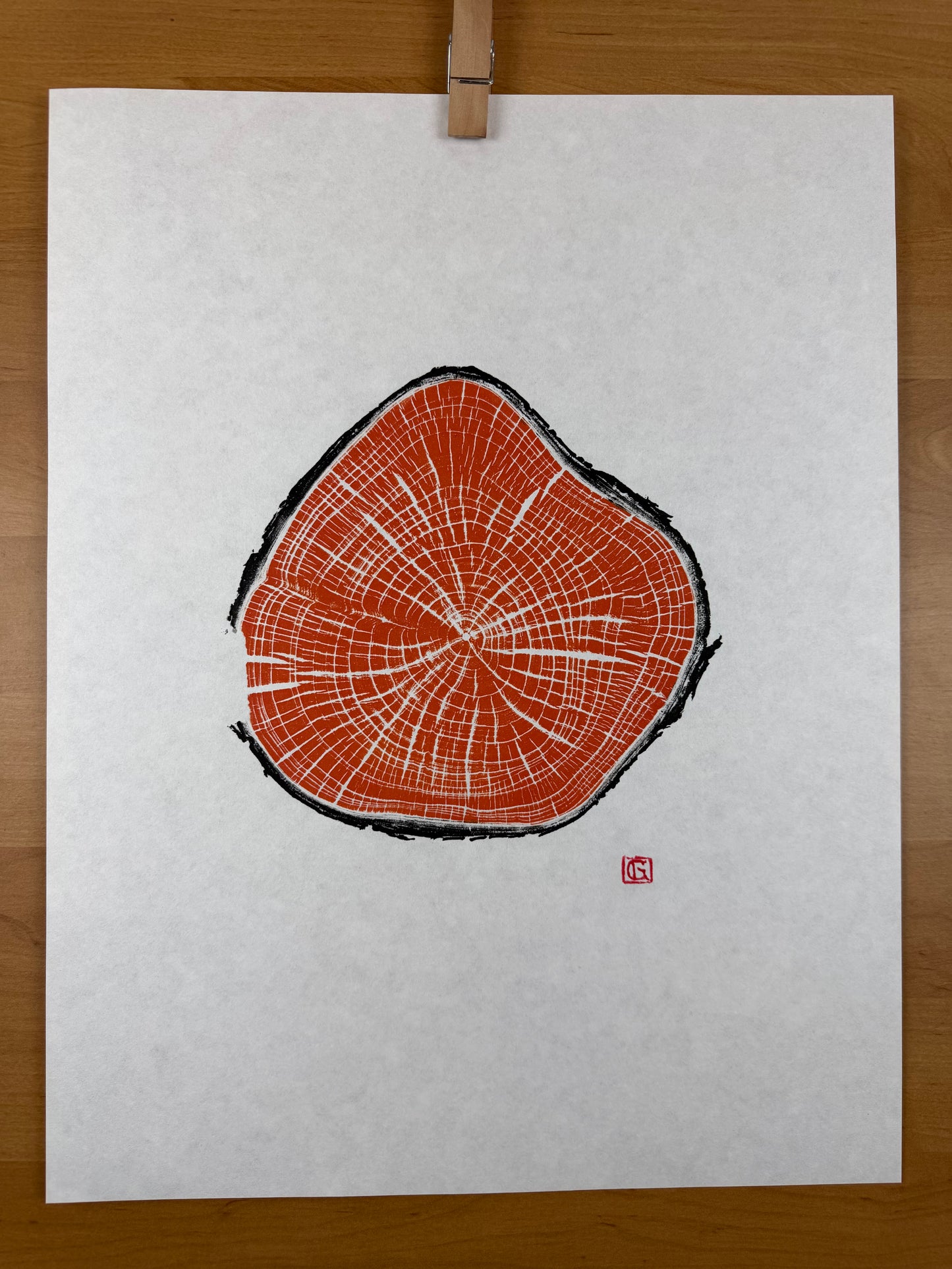 Handgedruckter GrilloWoodPrint aus Kirschholz.
Die orange Relief-Ink-Mischung betont die natürliche Struktur des Holzes und macht jedes Exemplar zu einem einzigartigen Naturunikat.
Gedruckt auf hochwertigem Papier.
Limitierte Edition.