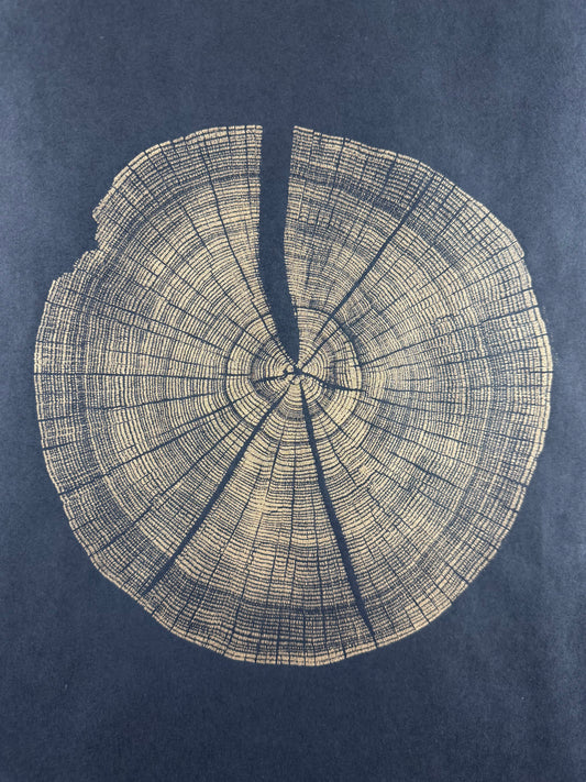 Golden oak GrilloWoodPrint aus Eichenholz, handgedruckt mit einer goldenen Relief-Ink-Mischung auf schwarzen hochwertigem Papier.