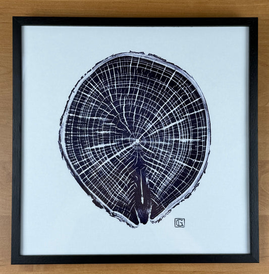 GrilloWoodPrint aus Kirschholz, handgedruckt mit einer schwarz-lila Relief-Ink-Mischung auf hochwertigem Papier im schwarzen Holzrahmen.