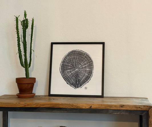 GrilloWoodPrint aus Kirschholz, handgedruckt mit einer schwarz-lila Relief-Ink-Mischung auf hochwertigem Papier im schwarzen Holzrahmen.