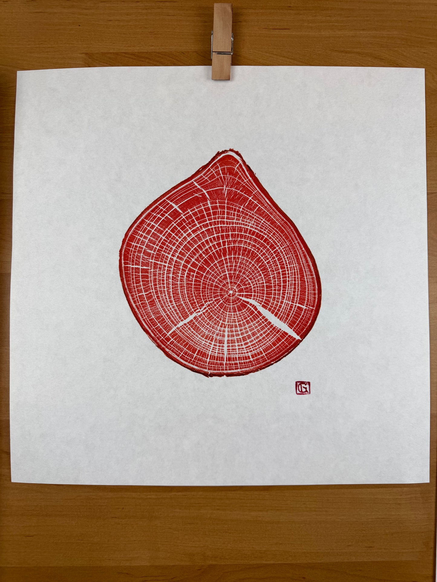 Red raindrop GrilloWoodPrint aus Kirschholz, handgedruckt mit einer rot orangen Relief-Ink-Mischung auf hochwertigem Papier.