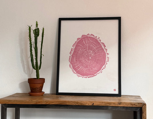 GrilloWoodPrint aus Nussbaumholz, handgedruckt mit einer pink-roten Relief-Ink-Mischung auf hochwertigem Papier im schwarzen Holzrahmen.