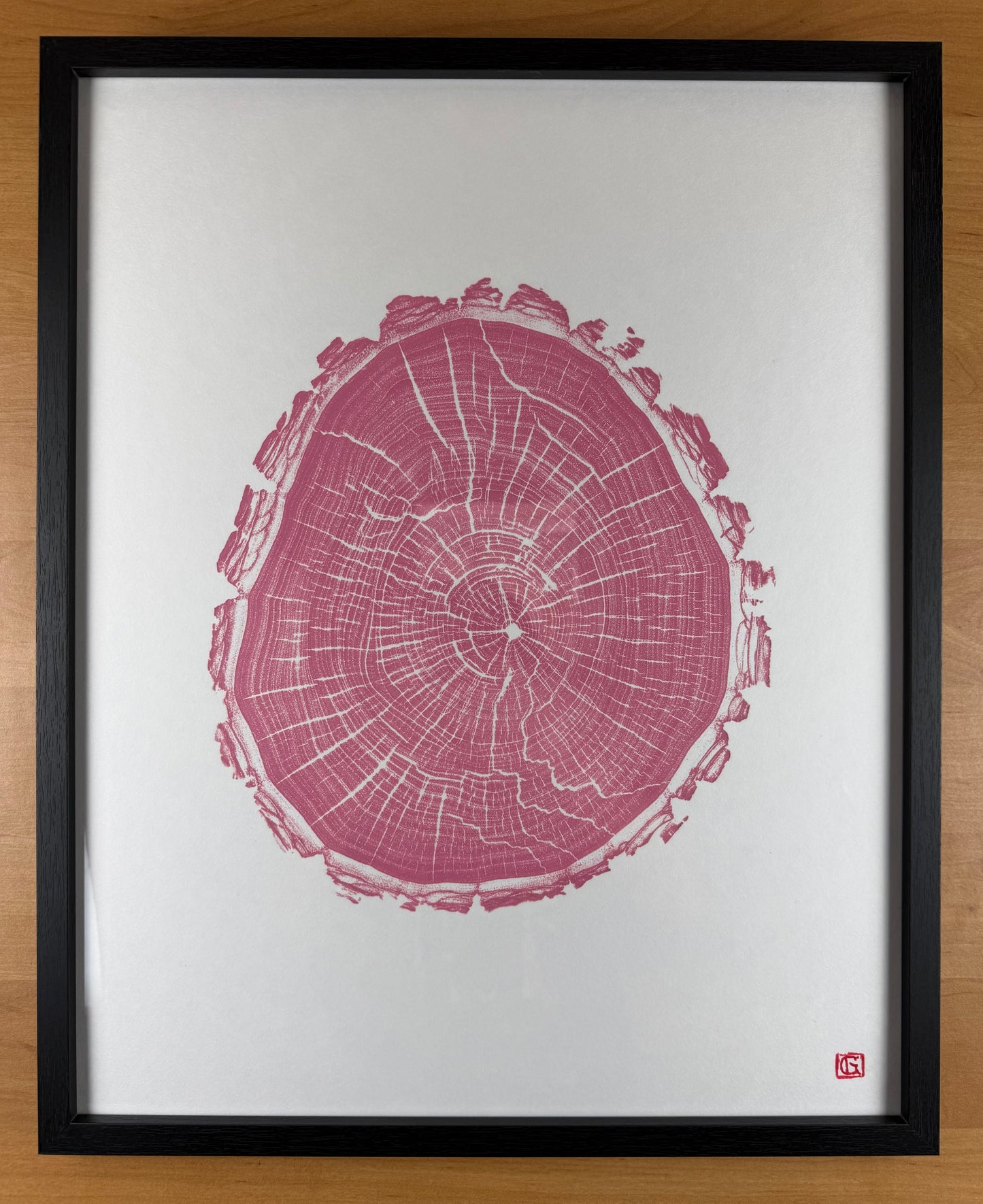 GrilloWoodPrint aus Nussbaumholz, handgedruckt mit einer pink-roten Relief-Ink-Mischung auf hochwertigem Papier im schwarzen Holzrahmen.