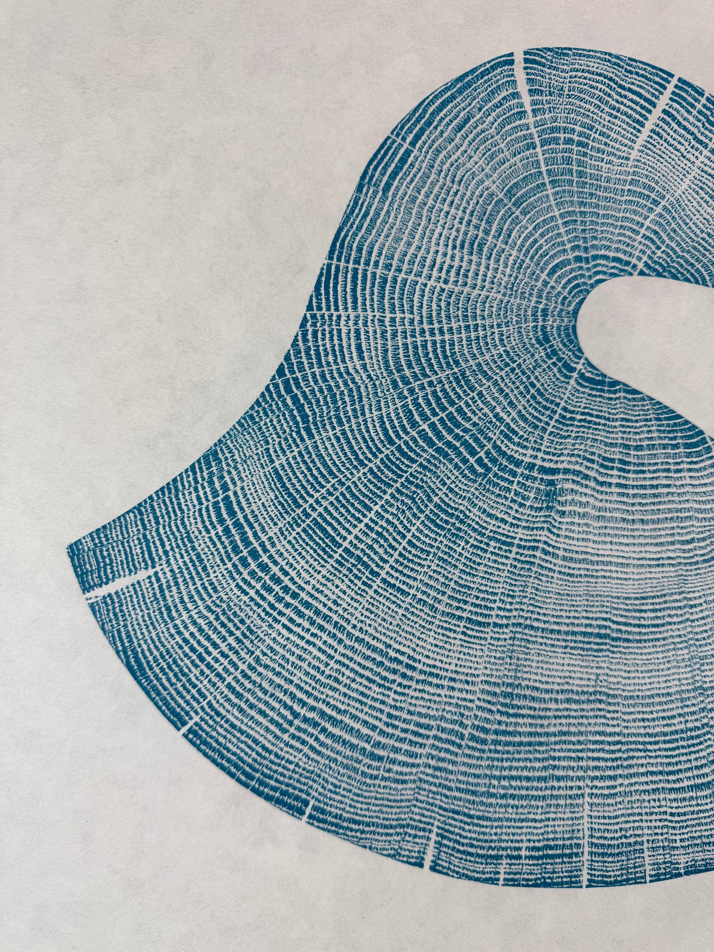 GrilloWoodPrint aus Eichenholz, handgedruckt mit einer blauen Relief ink Mischung