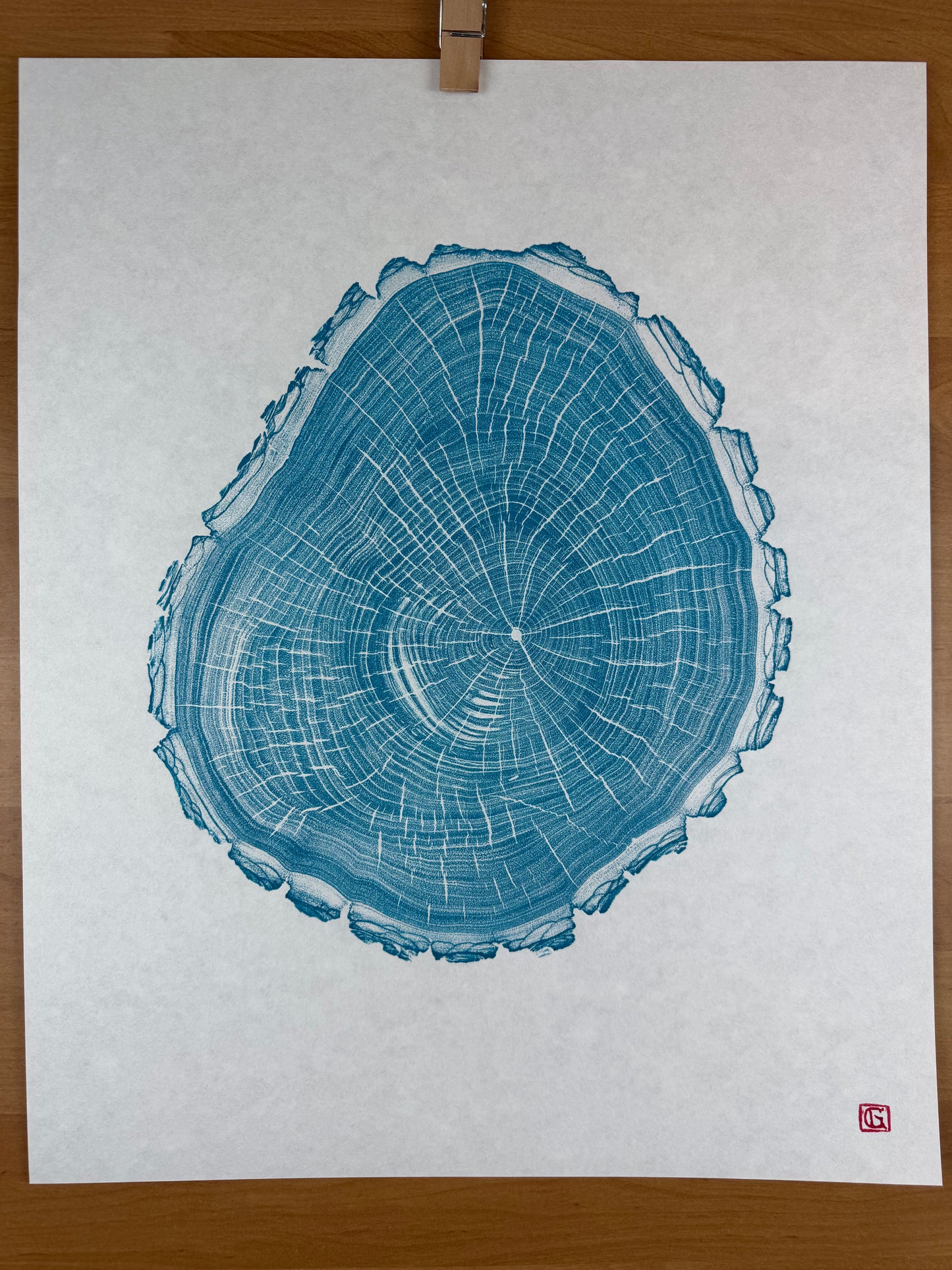 GrilloWoodPrint aus Nussbaumholz, handgedruckt mit einer blauen relief ink Mischung.