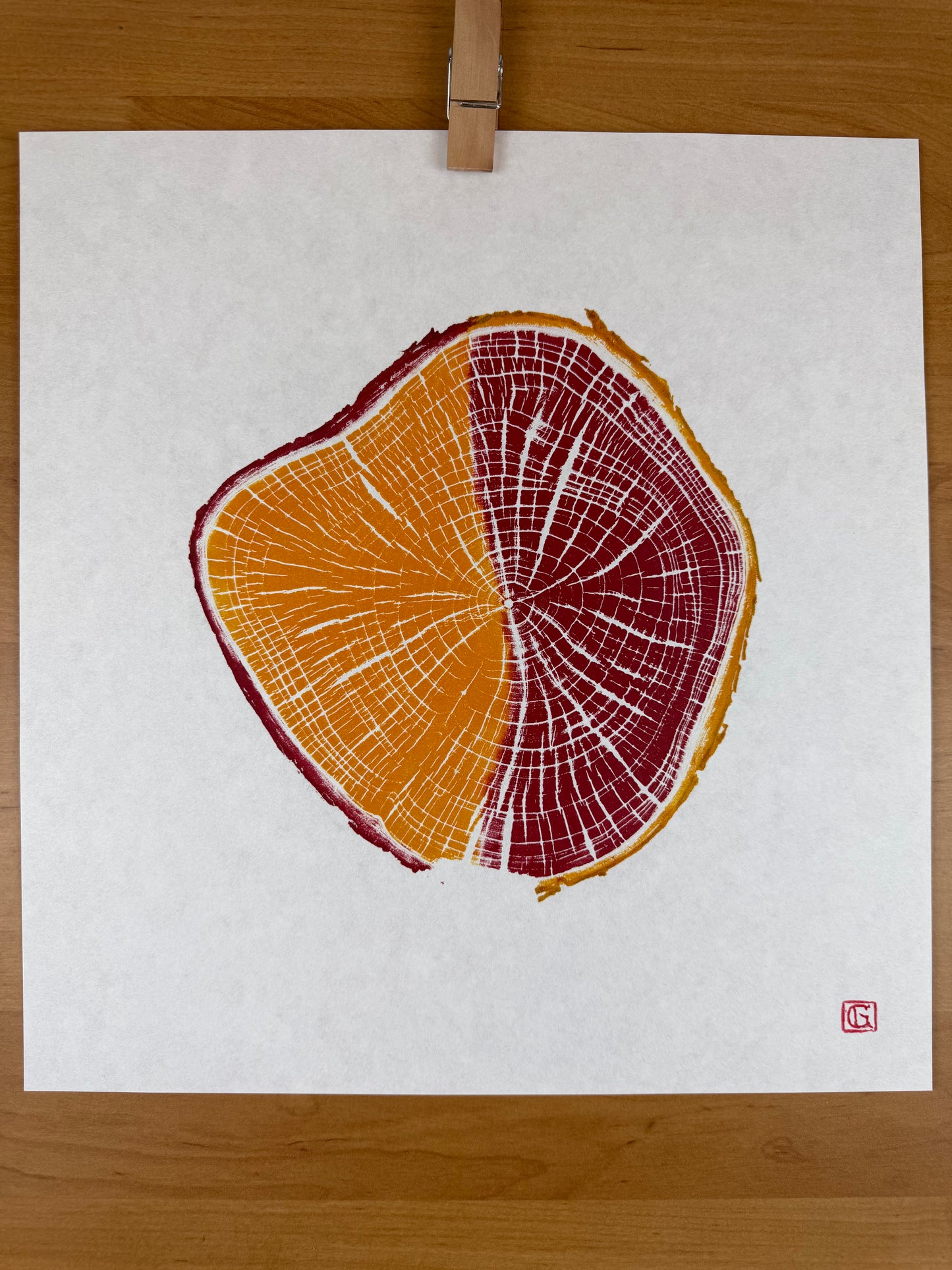 GrilloWoodPrint aus Kirschholz, handgedruckt mit einer gelb roten relief ink Mischung.