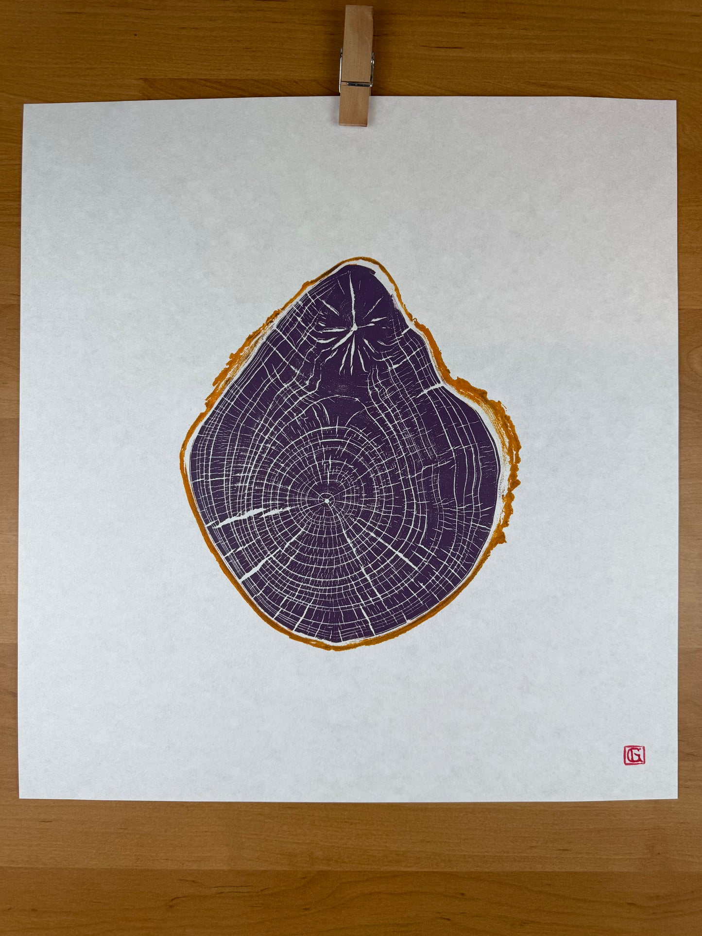 GrilloWoodPrint aus Kirschholz, handgedruckt mit einer lila gelben relief ink Mischung.