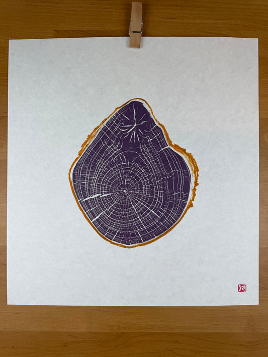 Handgedruckter GrilloWoodPrint aus Kirschholz, gefertigt auf hochwertigem Papier.
Die lila-gelbe Relief-Ink-Mischung betont die natürliche Struktur des Holzes und macht jedes Stück zu einem einzigartigen Kunstwerk.
