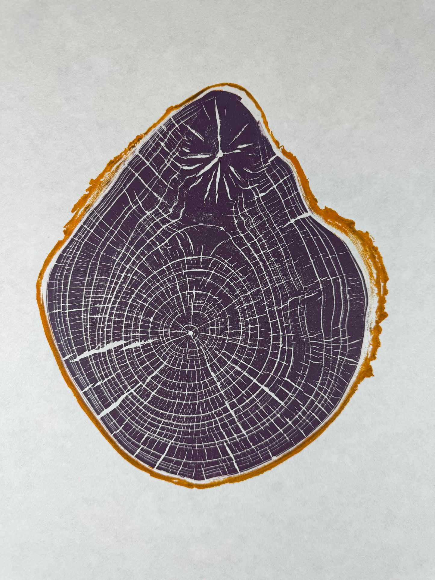 GrilloWoodPrint aus Kirschholz, handgedruckt mit einer lila gelben relief ink Mischung.