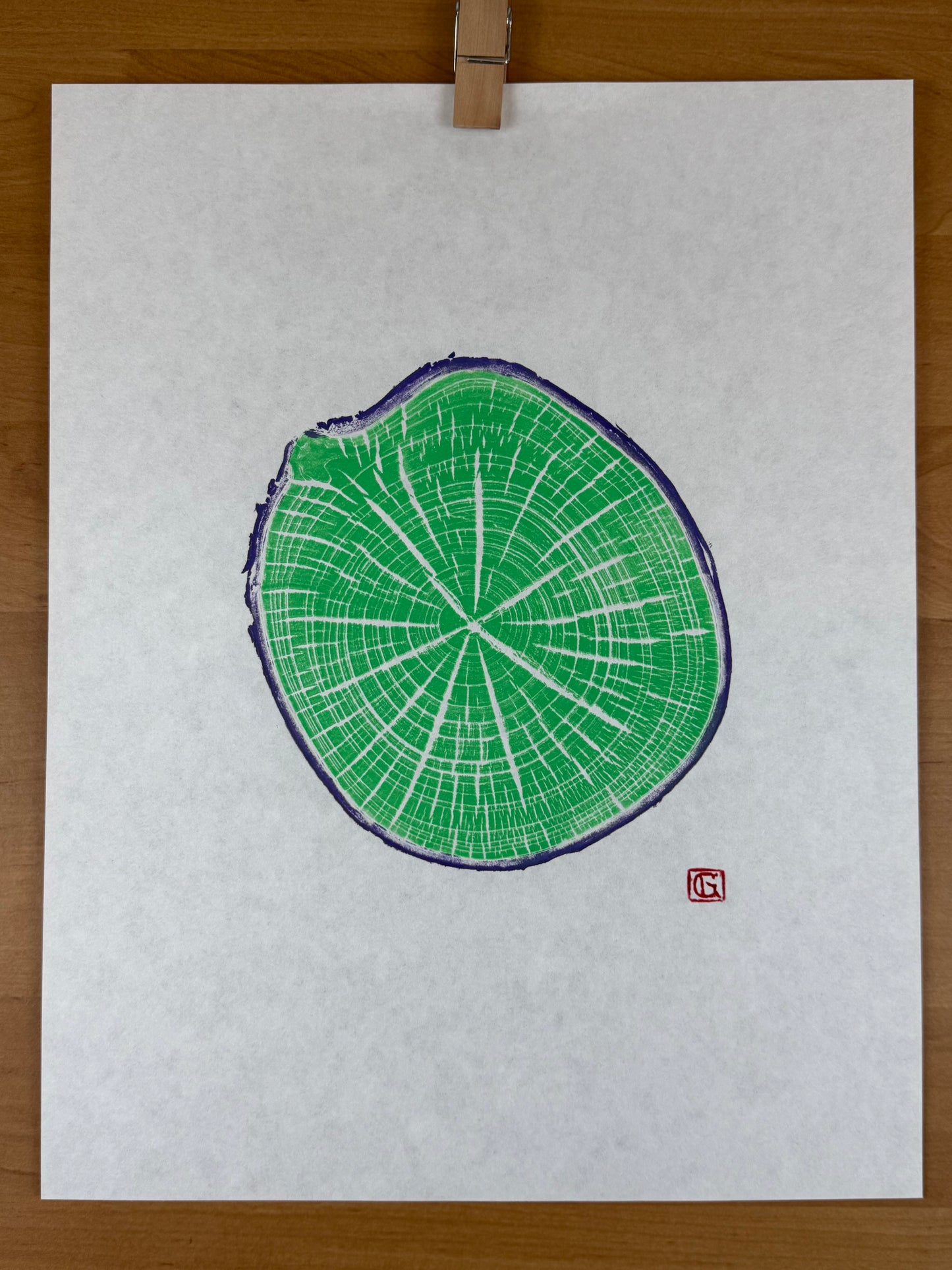 GrilloWoodPrint aus Kirschholz, handgedruckt mit einer lila grünen Relief-Ink-Mischung auf hochwertigem Papier.
