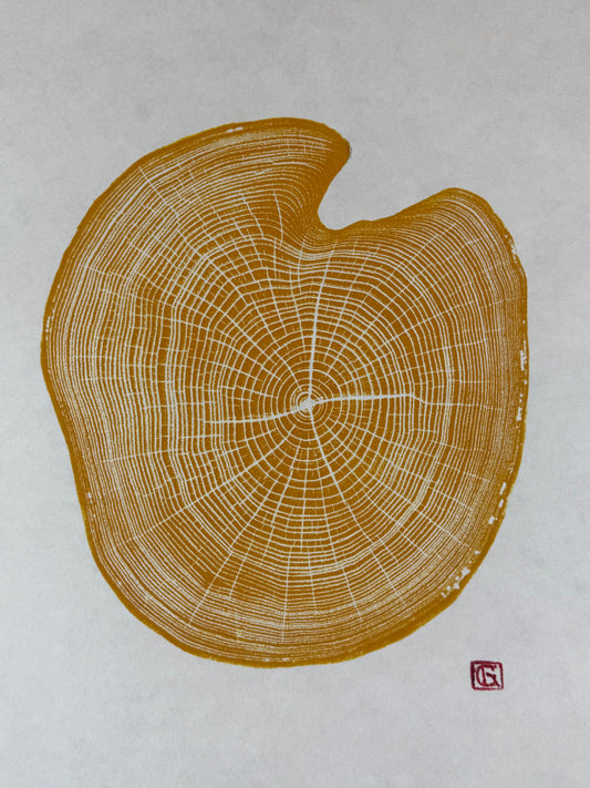 GrilloWoodPrint aus Robinienholz, handgedruckt mit einer gelben Relief-Ink-Mischung auf hochwertigem Papier.