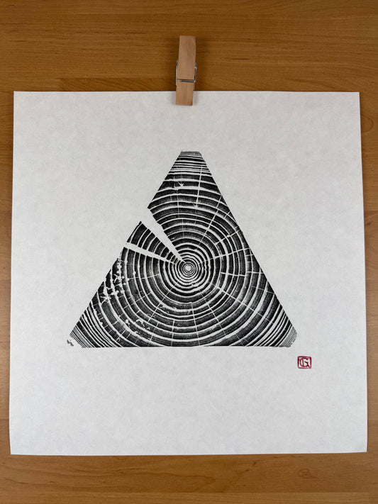 GrilloWoodPrint aus Eschenholz, handgedruckt mit einer schwarzen Relief-Ink-Mischung auf hochwertigem Papier.