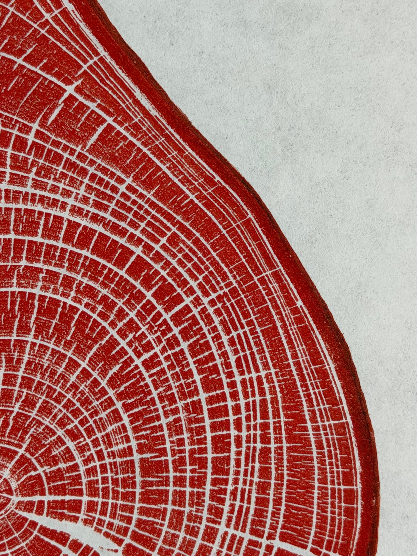 Red raindrop GrilloWoodPrint aus Kirschholz, handgedruckt mit einer rot orangen Relief-Ink-Mischung auf hochwertigem Papier.