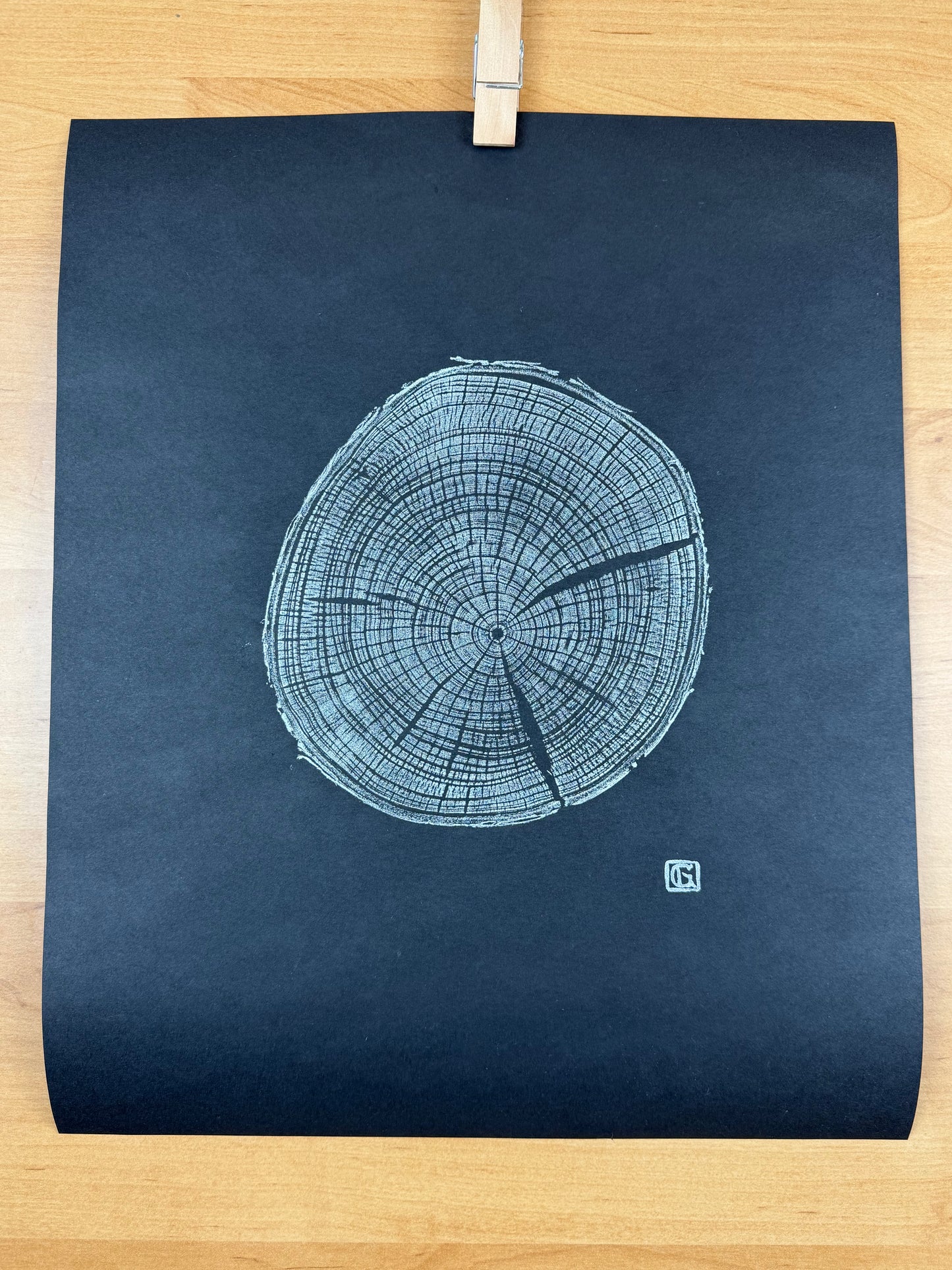 Silber Surfer GrilloWoodPrint aus Kirschholz, handgedruckt mit einer silbernen Relief-Ink-Mischung auf schwarzen hochwertigem Papier.