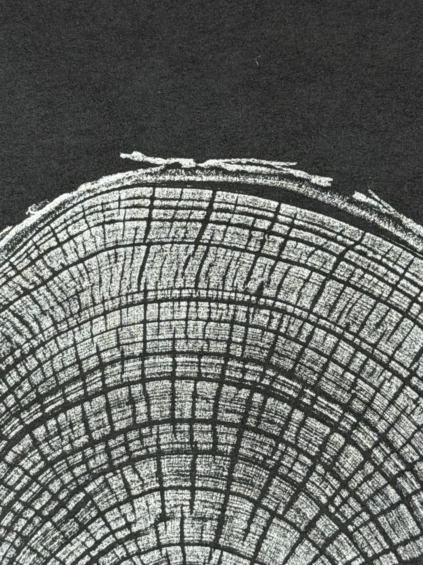 Silber Surfer GrilloWoodPrint aus Kirschholz, handgedruckt mit einer silbernen Relief-Ink-Mischung auf schwarzen hochwertigem Papier.